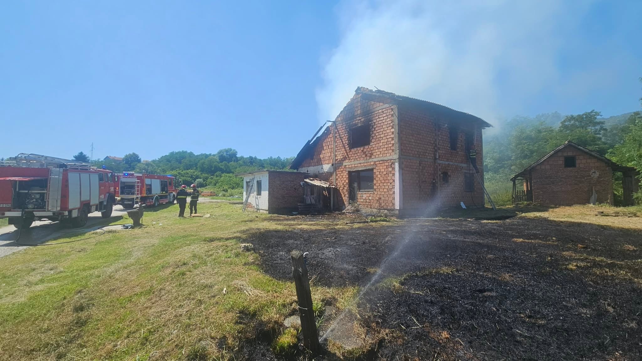 Požar zahvatio objekat komunalnog preduzeća, vatrogasci dva sata gasili vatru (FOTO)