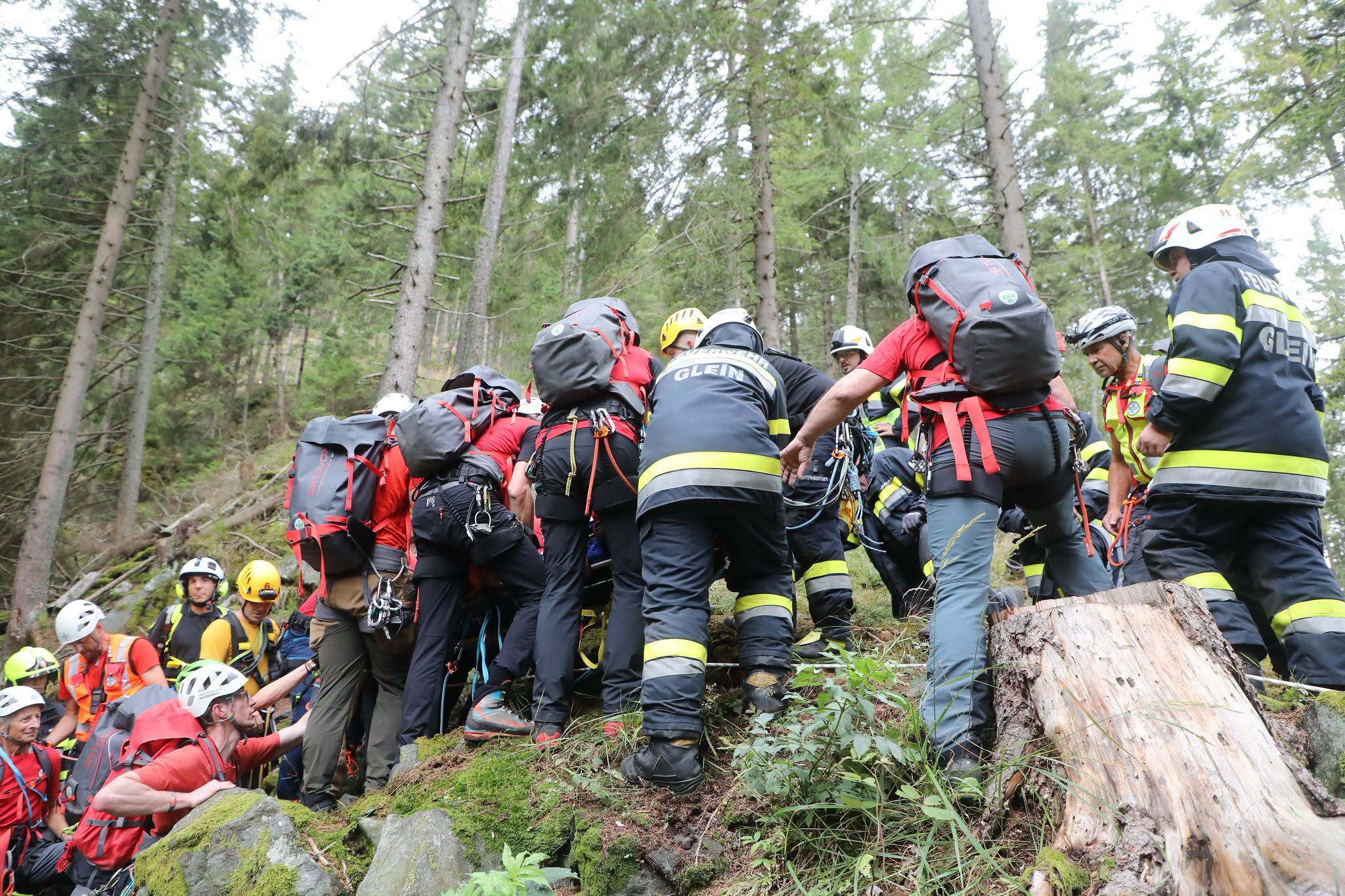 Na radnika iz Križevića kod Zvornika obrušila se stijena u austrijskoj šumi, helikopterom je prevezen u bolnicu (FOTO)