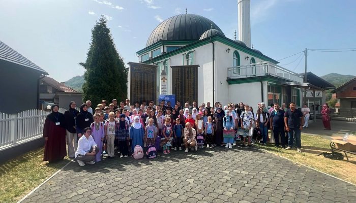 Udruženje “Svitanje” na području Zvornika podjelilo preko 250 školskih ruksaka i pribora (FOTO)