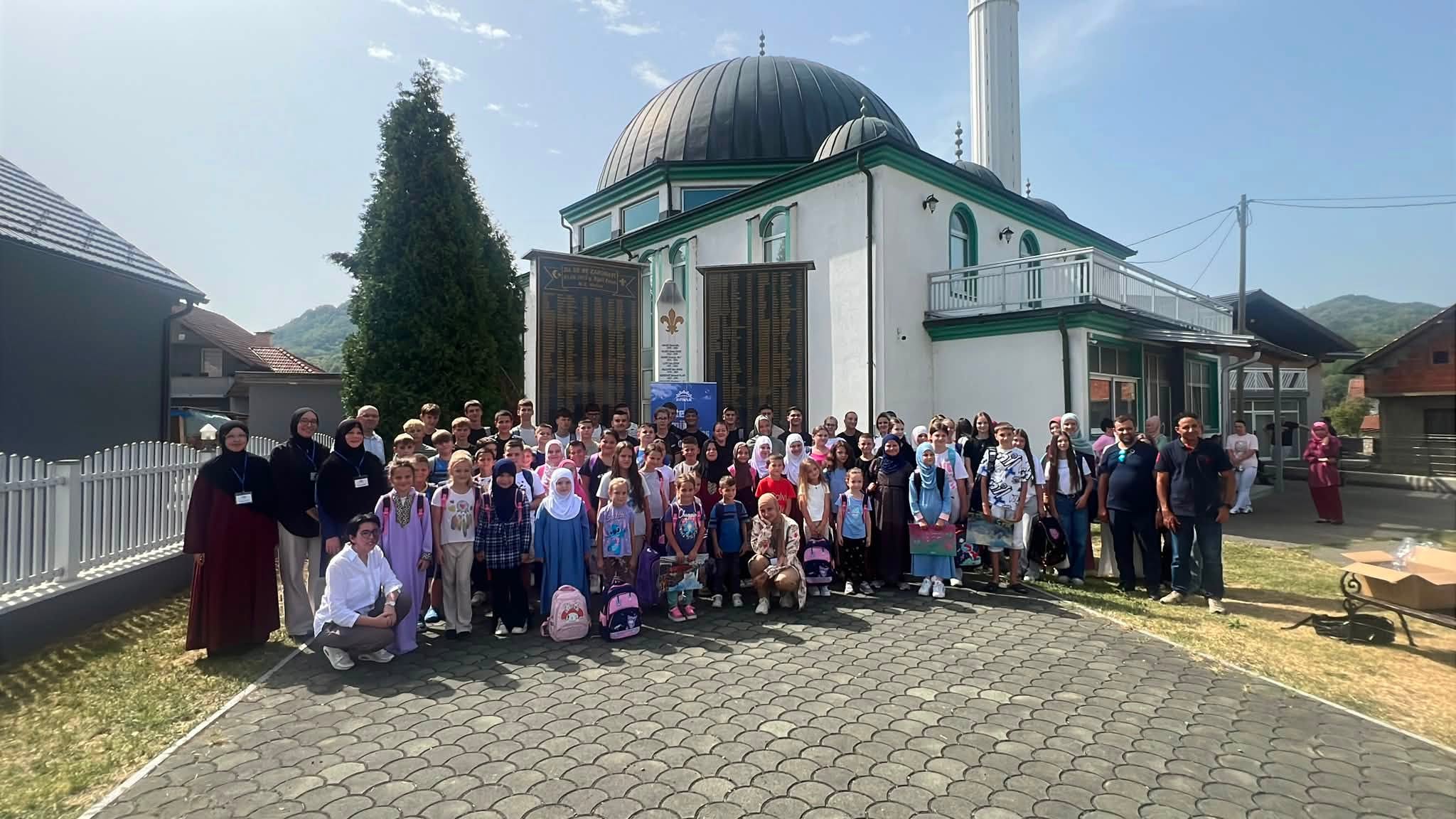Udruženje “Svitanje” na području Zvornika podjelilo preko 250 školskih ruksaka i pribora (FOTO)