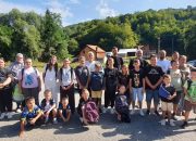 HO Help Others: 43 UČENIKA U CERSKOJ DOBILA RUKSAKE I KOMPLETAN ŠKOLSKI PRIBOR