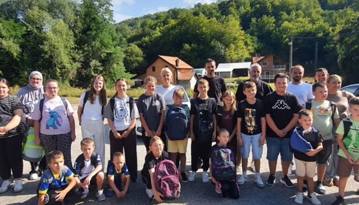 HO Help Others: 43 UČENIKA U CERSKOJ DOBILA RUKSAKE I KOMPLETAN ŠKOLSKI PRIBOR