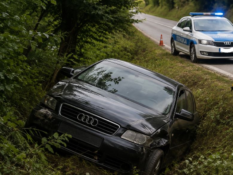 Dvije osobe povrijeđene nakon slijetanja Audija s kolovoza u mjestu Lupe kod Zvornika