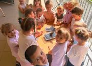 Saradnja koja raduje: Jedna mama obradovala mališane u vrtiću domaćim proizvodima