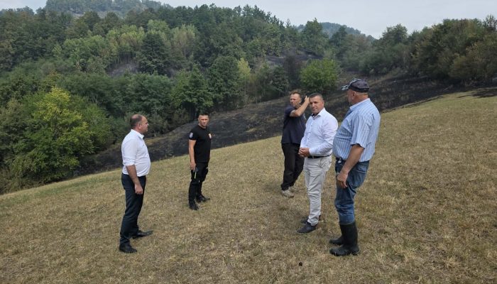 Stanje na požaru u naselju Samari kod Zvornika puno bolje, na terenu gradonačelnik Bojan Ivanović i predsjednik Skupštine Rahman Nukić (FOTO)