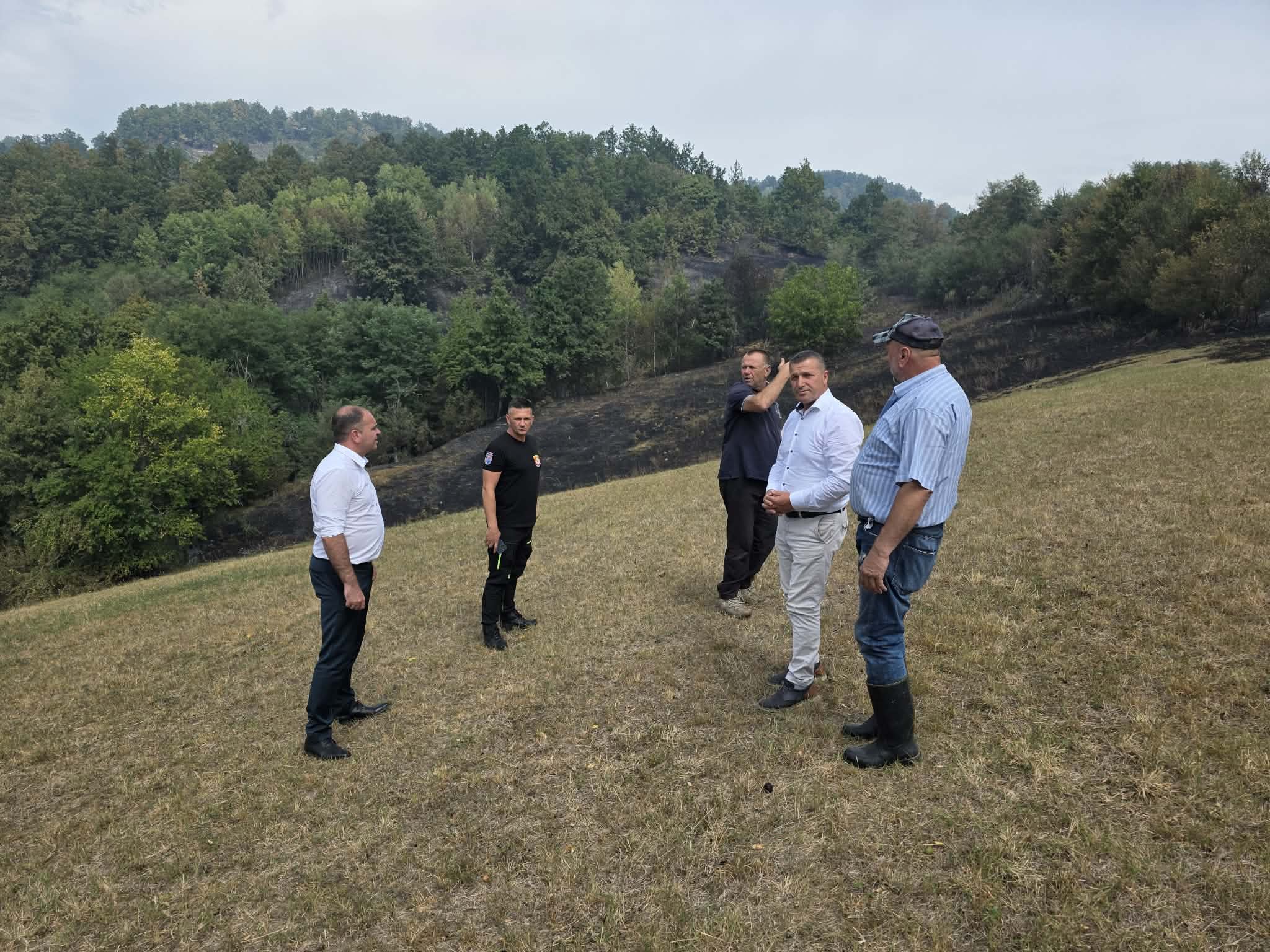 Stanje na požaru u naselju Samari kod Zvornika puno bolje, na terenu gradonačelnik Bojan Ivanović i predsjednik Skupštine Rahman Nukić (FOTO)