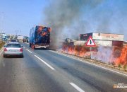 Požar na obilaznici kod Bijeljine: Planula prikolica sa sijenom, vatra zahvatila i strnjik (FOTO)