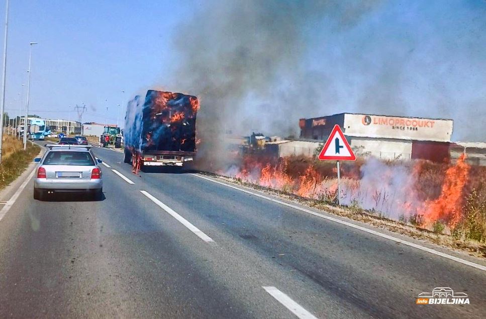 Požar na obilaznici kod Bijeljine: Planula prikolica sa sijenom, vatra zahvatila i strnjik (FOTO)