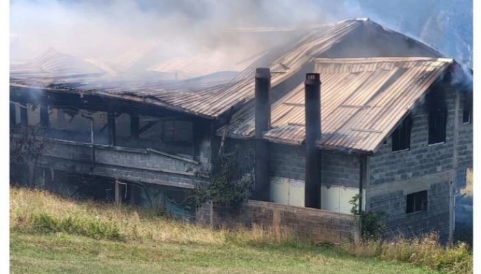 Požar kod Srebrenice, potpuno izgorio objekt za uzgoj pilića (FOTO)