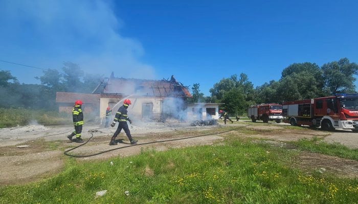 Požar zahvatio objekat komunalnog preduzeća, vatrogasci dva sata gasili vatru (FOTO)