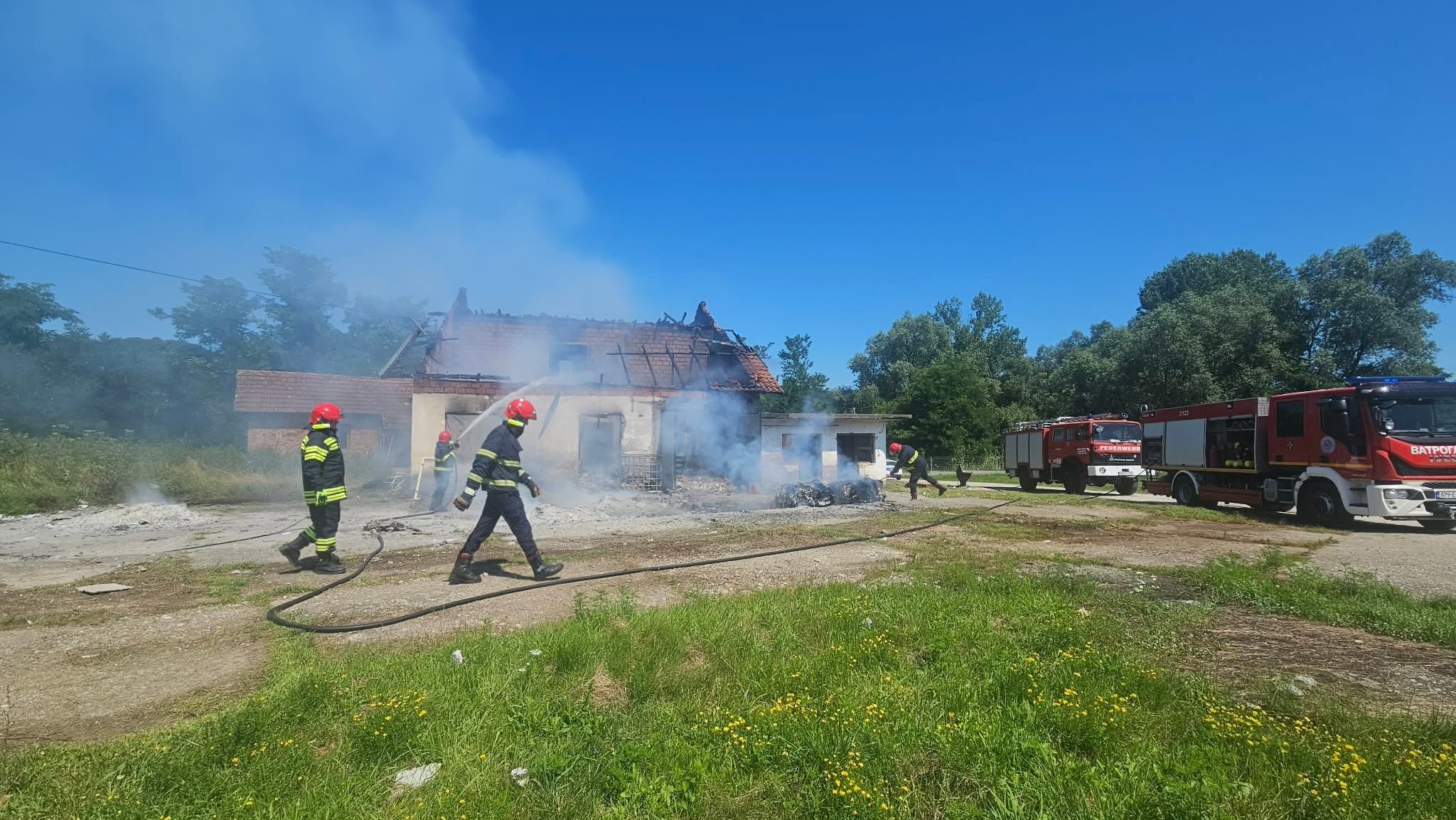 Požar zahvatio objekat komunalnog preduzeća, vatrogasci dva sata gasili vatru (FOTO)