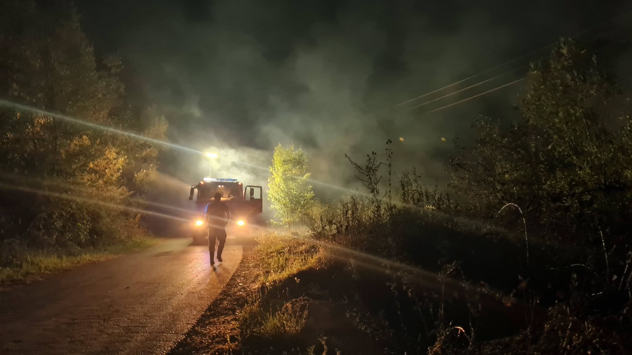 Požar zahvatio nisko rastinje, šumu, kuću i vikendicu, zvornička policija i tužilac na terenu