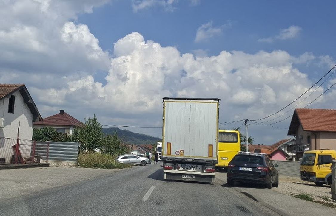 Kilometarske kolone nakon sudara automobila i kamiona u Čelopeku (FOTO)