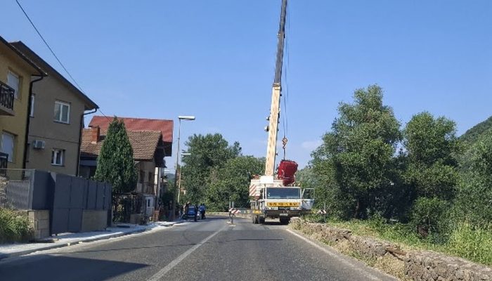 Vozilo završilo u koritu rijeke Drine na ulazu u Zvornik iz pravca Diviča, bez povrijeđenih lica (FOTO)