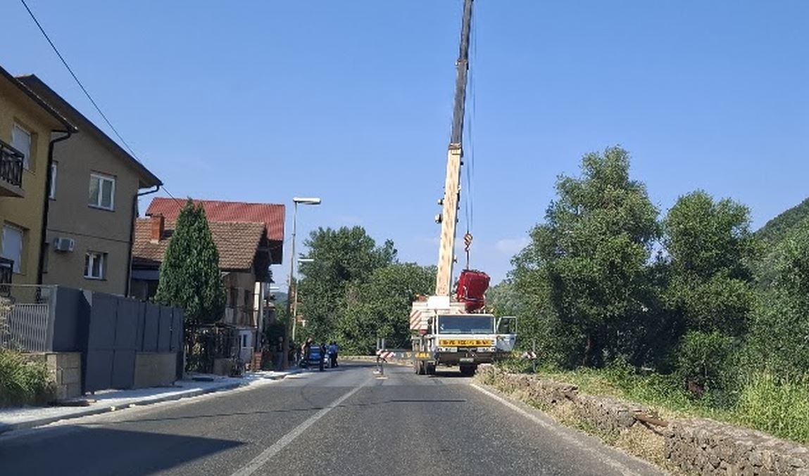Vozilo završilo u koritu rijeke Drine na ulazu u Zvornik iz pravca Diviča, bez povrijeđenih lica (FOTO)