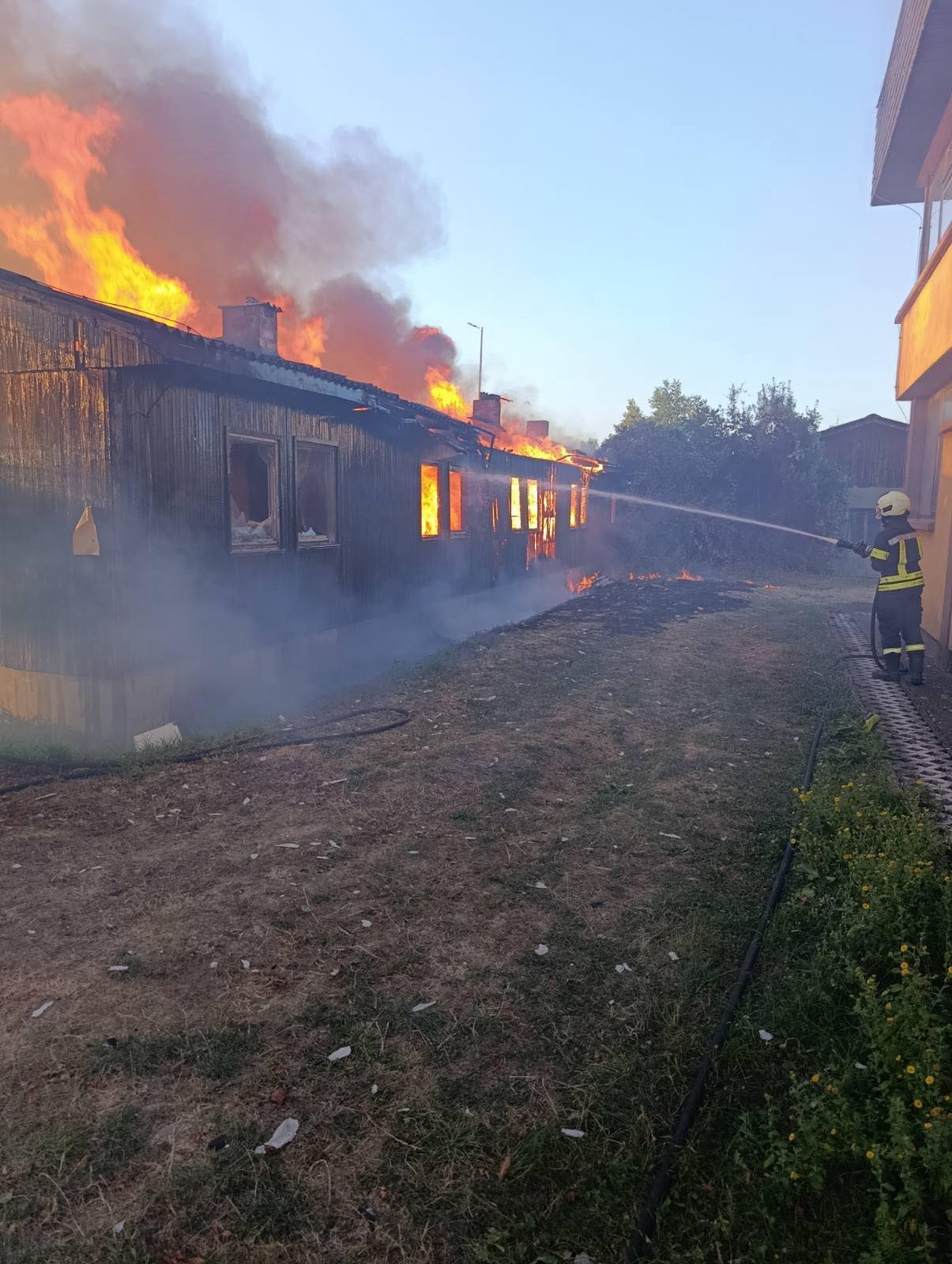 Požari u nekoliko zvorničkih naselja, zadnjim snagama stanovnika branjene kuće u Kamenici i Samarima od vatre, vatrogasci ugasili požare u Karakaju i Roćeviću (FOTO)