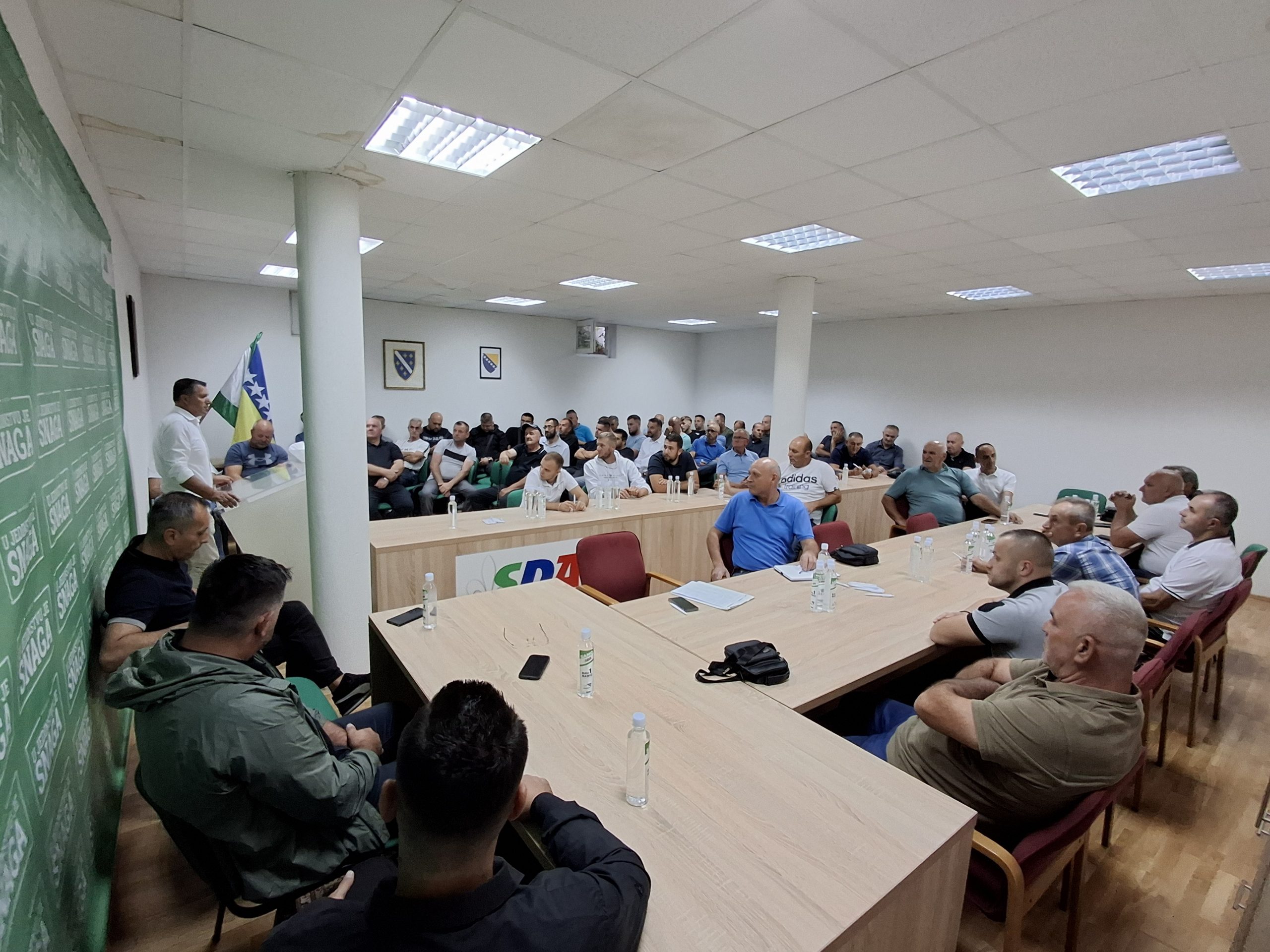 Skupom aktivista Koalicije za državu počela predizborna kampanja u Zvorniku (FOTO)