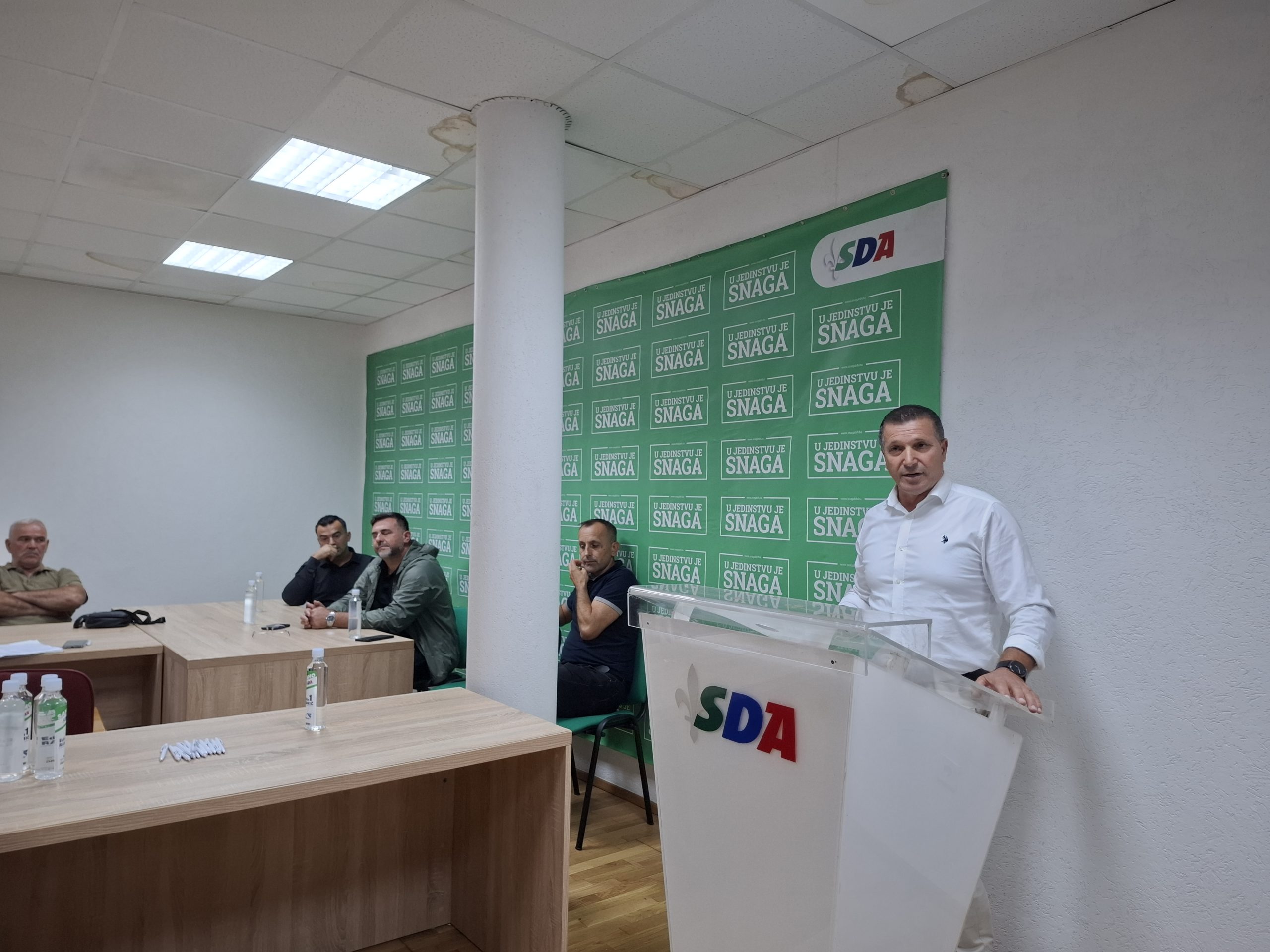 Skupom aktivista Koalicije za državu počela predizborna kampanja u Zvorniku (FOTO)