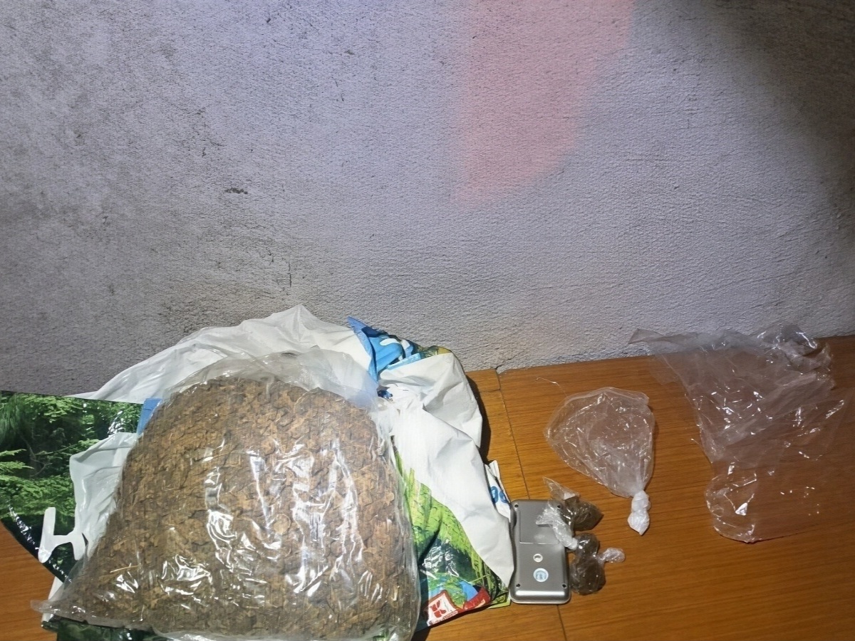 Akcija „Kacigа“: U Zvorniku pronađeno oko kilogram droge, dvojica osumnjičenih predati tužilaštvu (FOTO)