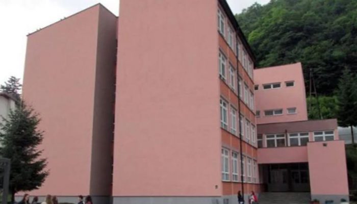 Nošenje fudbalskog dresa, uključujući i BiH, zabranjeno u školi u Srebrenici, učenicima prijete i smanjenjem vladanja