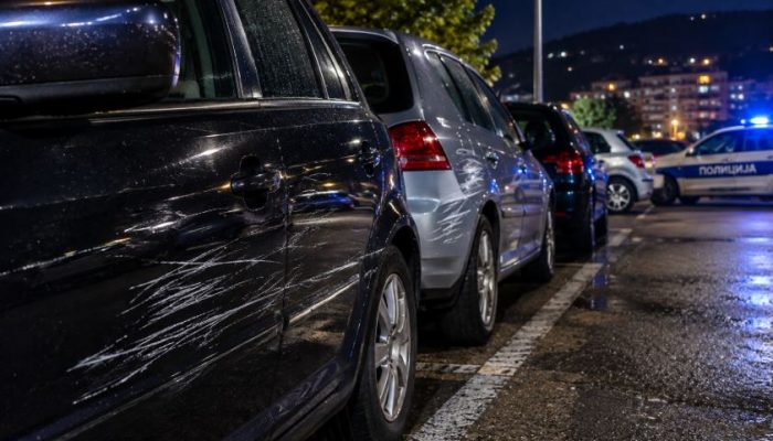 Oštećena karoserija na oko 17 parkiranih vozila u Zvorniku