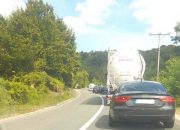 Dvije osobe povrijeđene nakon slijetanja motocikla sa kolovoza na Crnom Vrhu (FOTO)