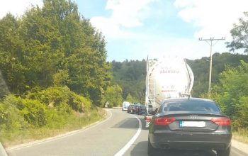Dvije osobe povrijeđene nakon slijetanja motocikla sa kolovoza na Crnom Vrhu (FOTO)