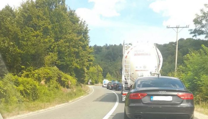 Dvije osobe povrijeđene nakon slijetanja motocikla sa kolovoza na Crnom Vrhu (FOTO)
