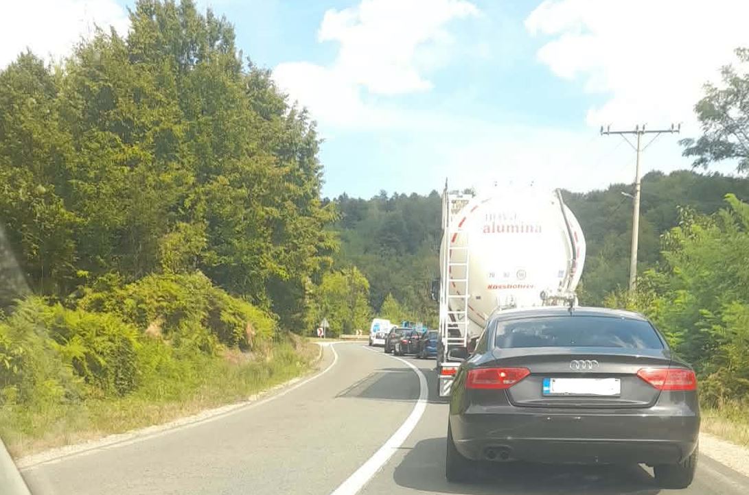 Dvije osobe povrijeđene nakon slijetanja motocikla sa kolovoza na Crnom Vrhu (FOTO)