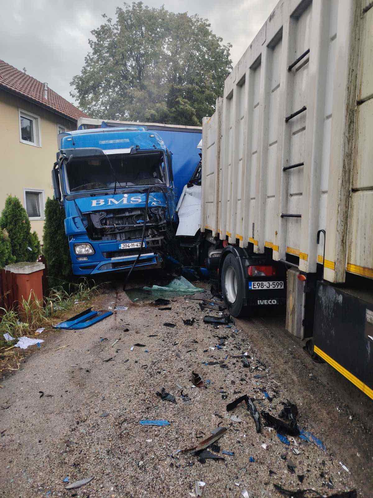 Saobraćaj otežan kod Kozluka, stravičan sudar dva teretna vozila, povrijeđene dvije osobe (FOTO)