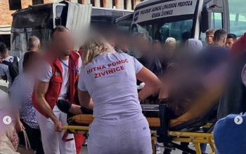 Strašna nesreća u Živinicama: Autobus se zabio u stanicu, više lica povrijeđeno (FOTO)