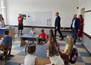 Gradonačelnik Bojan Ivanović podijelio radost prvog školskog dana sa zvorničkim prvačićima