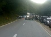 Težak udes na putu Milići – Vlasenica, vozilo zavšilo na krovu
