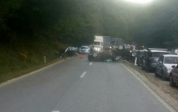Težak udes na putu Milići – Vlasenica, vozilo zavšilo na krovu