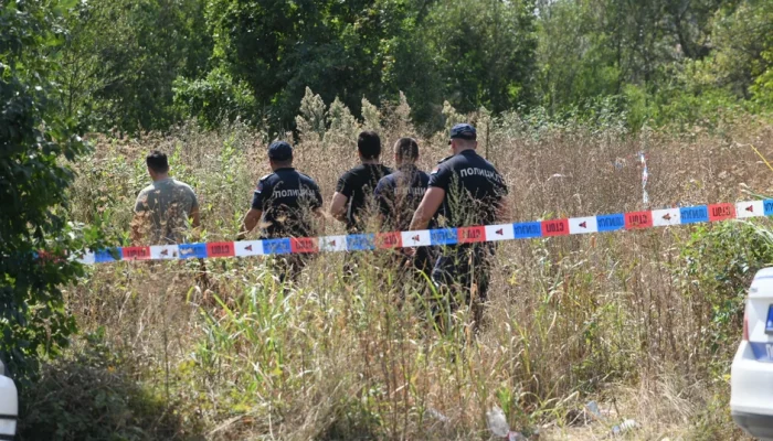 Drama u Loznici: Audi sletio u kanal i ostao da visi nad liticom, vatrogasci spasili vozača