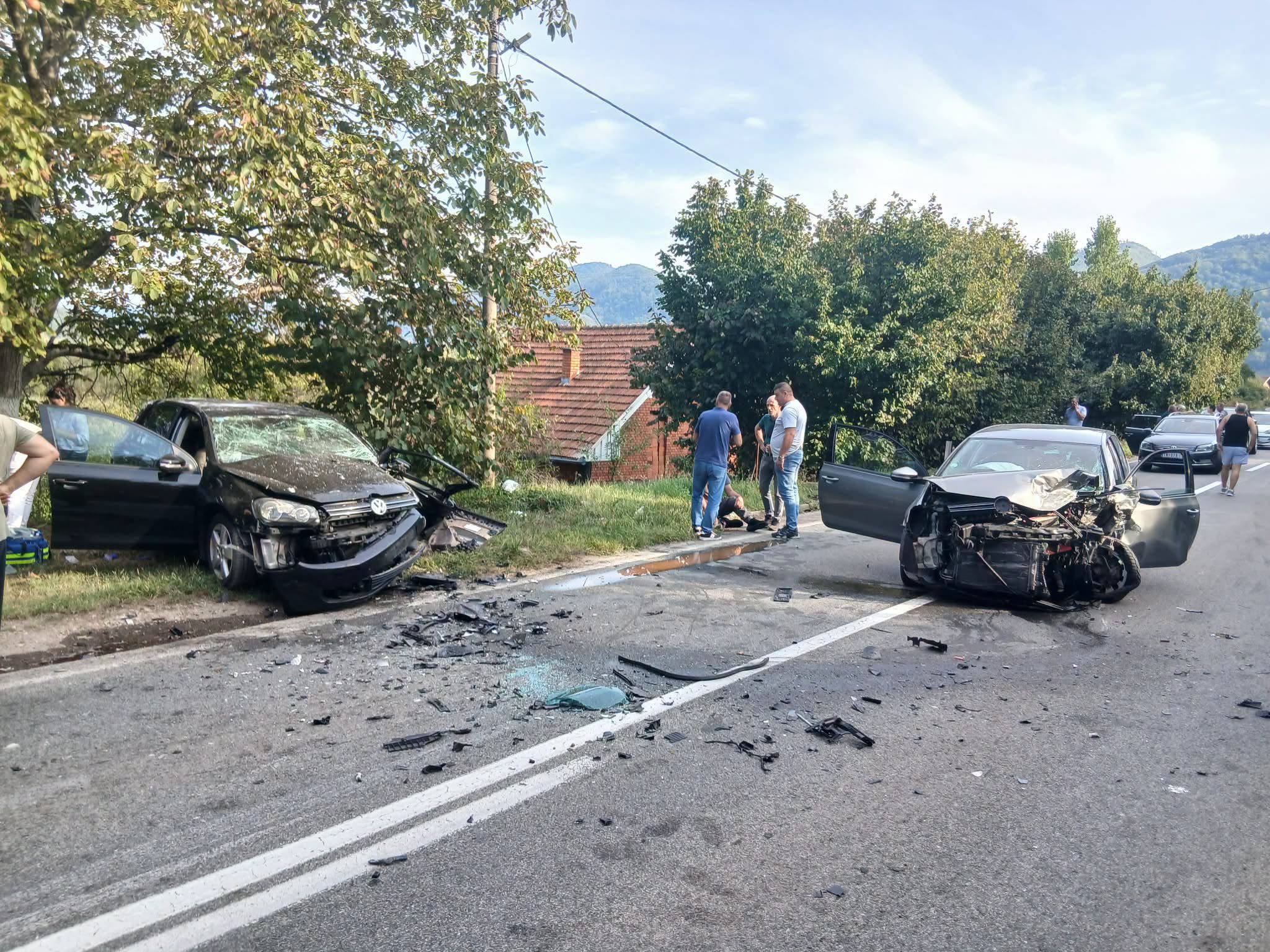 Više osoba povrijeđeno, intervenisali vatrogasci i Hitna pomoć nakon sudara u Drinjači (FOTO)