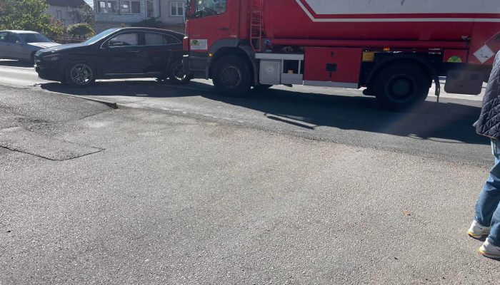 U saobraćajnoj nezgodi na magistralnom putu Zvornik-Tuzla učestvovali kamion s cisternom i automobil (FOTO)