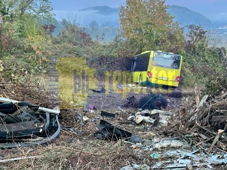 U nesreći kod Tuzle povrijeđeno 11 osoba koje su nalazile se u autobusu (FOTO)
