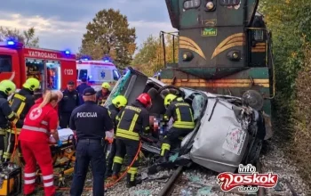 Stravična nesreća u Brčkom: Voz udario u automobil, žena teško povrijeđena
