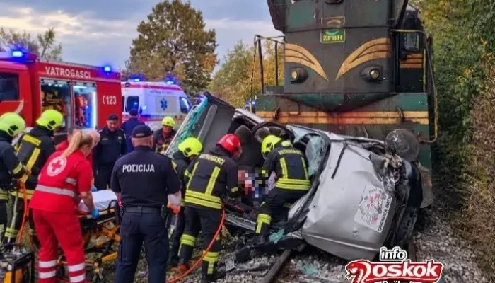 Stravična nesreća u Brčkom: Voz udario u automobil, žena teško povrijeđena