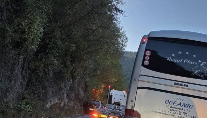Sudarili se teretno i putničko vozilo kod tunela u Jošanici (FOTO)