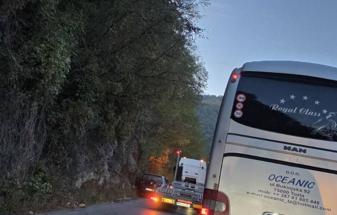 Sudarili se teretno i putničko vozilo kod tunela u Jošanici (FOTO)