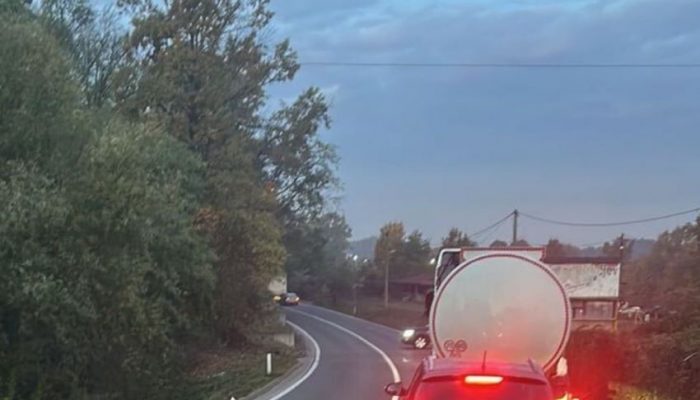 Autobus sletio s ceste kod Tuzle, više osoba povrijeđeno, saobraćaj obustavljen u potpunosti