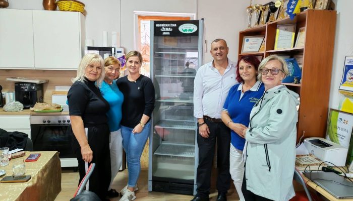 Podrška humanitarnom radu: Udruženju žena „Žena“ Janja uručena rashladna vitrina
