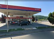 Požar na području Zvornika zahvatio fasadu firme, kombi i cisternu, proširio se do benzinske pumpe