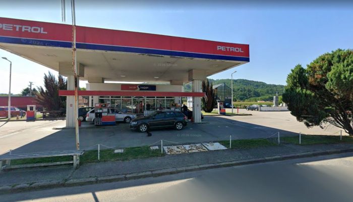 Požar na području Zvornika zahvatio fasadu firme, kombi i cisternu, proširio se do benzinske pumpe