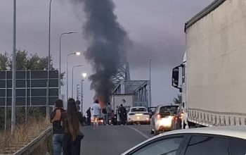 Gori kamion na Rači: Saobraćaj u prekidu, na terenu tri vatrogasna vozila (FOTO)