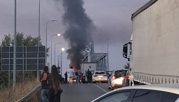 Gori kamion na Rači: Saobraćaj u prekidu, na terenu tri vatrogasna vozila (FOTO)