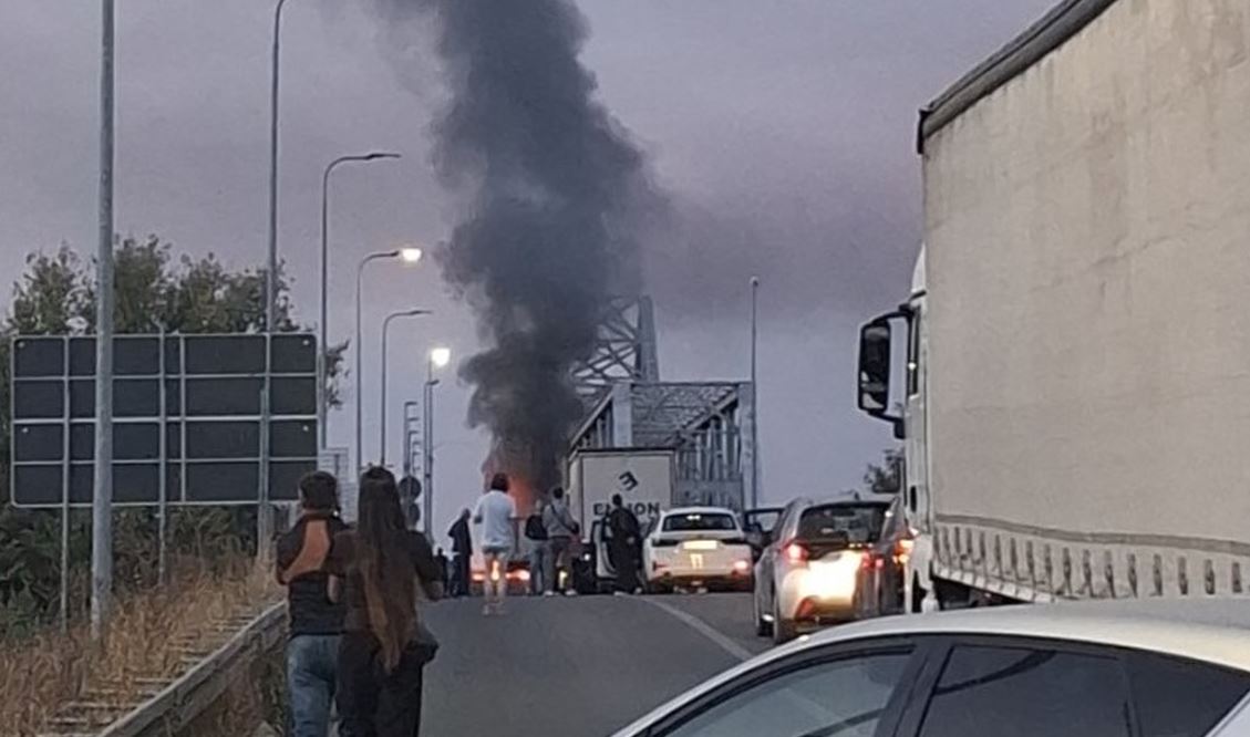 Gori kamion na Rači: Saobraćaj u prekidu, na terenu tri vatrogasna vozila (FOTO)