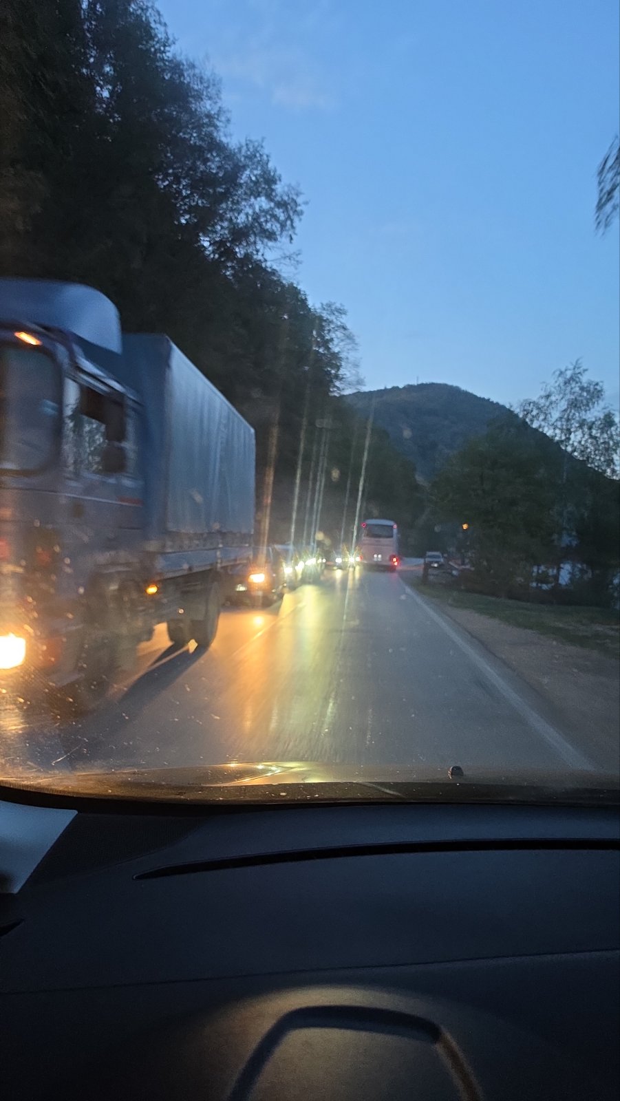 Sudarili se teretno i putničko vozilo kod tunela u Jošanici (FOTO)
